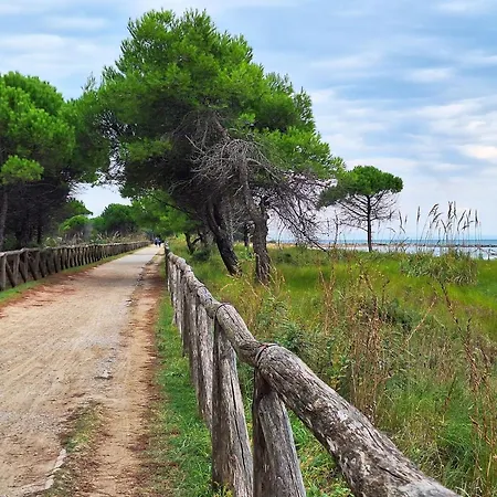 Side Sea View Flat For 6 Guests Near Appartamento